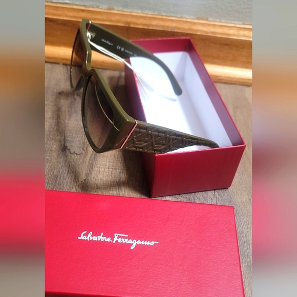 Salvatore FerragamoDark Khaki Browline Gradient Sunglasses